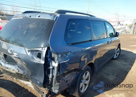 2014 Toyota Sienna Le V6 8 Passenger z USA, uszkodzony, nr VIN 5TDKK3DC8ES511145